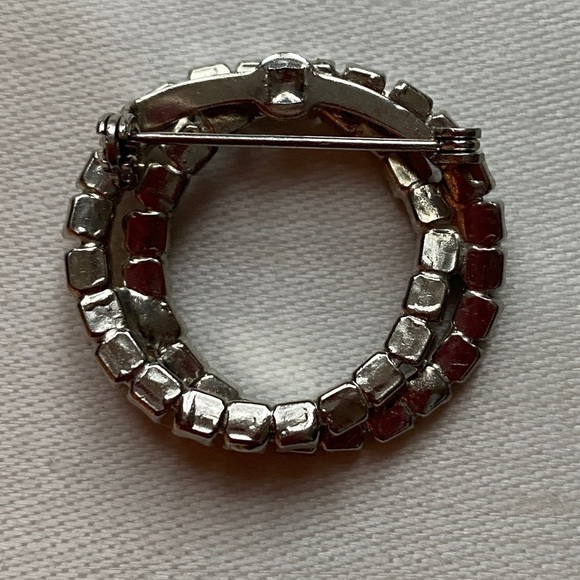 Gorgeous Clear and Gray Crystal Rhinestones in this Brooch Pin. Silver toned. - Picture 2 of 3